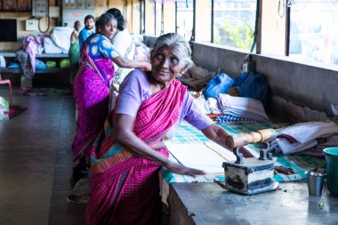 Veli Kalesi 'ndeki Dhobi Khana' da, Tamil dili konuşan Vannan cemaatinin çamaşır yıkadığı yerde, geleneksel olarak halk tarafından uygulanan bir meslek. Hindistan 'ın Cochin kentinde güneş ışığında kurutulan giysileri elle yıkıyor..