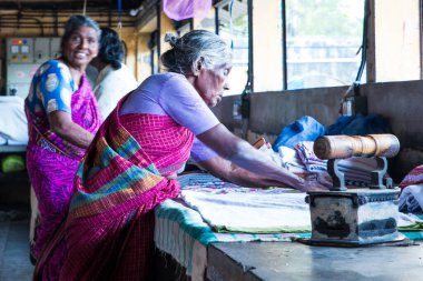 Veli Kalesi 'ndeki Dhobi Khana' da, Tamil dili konuşan Vannan cemaatinin çamaşır yıkadığı yerde, geleneksel olarak halk tarafından uygulanan bir meslek. Hindistan 'ın Cochin kentinde güneş ışığında kurutulan giysileri elle yıkıyor..