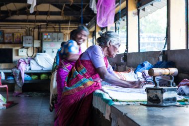 Veli Kalesi 'ndeki Dhobi Khana' da, Tamil dili konuşan Vannan cemaatinin çamaşır yıkadığı yerde, geleneksel olarak halk tarafından uygulanan bir meslek. Hindistan 'ın Cochin kentinde güneş ışığında kurutulan giysileri elle yıkıyor..