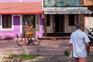Kerala 'daki Kochin koloni şehrinde renkli eski bir ev. Yol, konut binaları ve şehir merkezinde yaşayan insanlar. Güzel Hintli kadın portresi.