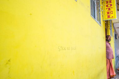 Kerala 'daki Kochin koloni şehrinde renkli eski bir ev. Yol, konut binaları ve şehir merkezinde yaşayan insanlar. Güzel Hintli kadın portresi.