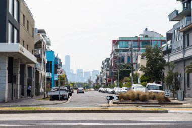 Tanımlanamayan insanlar Melbourne 'daki Centre Place' de yemek yemekten hoşlanırlar. Melbourne 'un şehir merkezinde farklı bir bakış açısıyla. Bir yaz gününde müze, sokak ve alışveriş. Avusturalya.