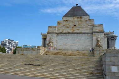 Melbourne Victoria Avustralya 'da halk ve turistlerle Anma Tapınağı manzarası. Birinci Dünya Savaşı 'nda hizmet etmiş Viktorya dönemi kadınlarını ve erkeklerini onurlandırmak için inşa edildi, ama şimdi her savaşta hizmet etmiş tüm Avustralyalılar için bir anıt görevi görüyor..
