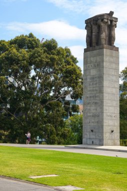 Melbourne Victoria Avustralya 'da halk ve turistlerle Anma Tapınağı manzarası. Birinci Dünya Savaşı 'nda hizmet etmiş Viktorya dönemi kadınlarını ve erkeklerini onurlandırmak için inşa edildi, ama şimdi her savaşta hizmet etmiş tüm Avustralyalılar için bir anıt görevi görüyor..