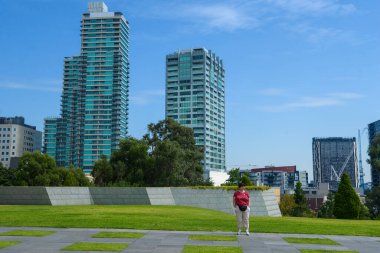 Tanımlanamayan insanlar Melbourne 'daki Centre Place' de yemek yemekten hoşlanırlar. Melbourne 'un şehir merkezinde farklı bir bakış açısıyla. Bir yaz gününde müze, sokak ve alışveriş. Avusturalya.