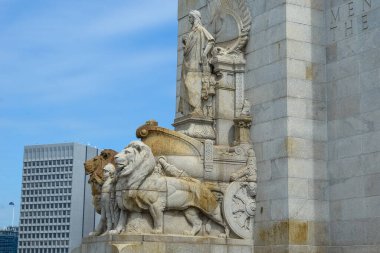 Melbourne Victoria Avustralya 'da halk ve turistlerle Anma Tapınağı manzarası. Birinci Dünya Savaşı 'nda hizmet etmiş Viktorya dönemi kadınlarını ve erkeklerini onurlandırmak için inşa edildi, ama şimdi her savaşta hizmet etmiş tüm Avustralyalılar için bir anıt görevi görüyor..