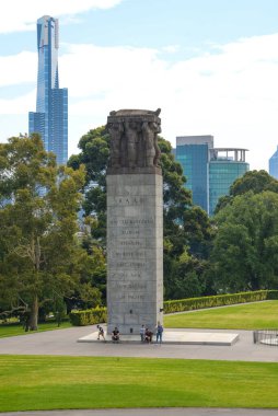 Melbourne Victoria Avustralya 'da halk ve turistlerle Anma Tapınağı manzarası. Birinci Dünya Savaşı 'nda hizmet etmiş Viktorya dönemi kadınlarını ve erkeklerini onurlandırmak için inşa edildi, ama şimdi her savaşta hizmet etmiş tüm Avustralyalılar için bir anıt görevi görüyor..