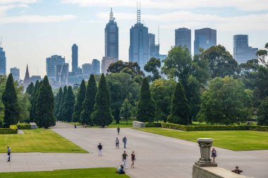 Tanımlanamayan insanlar Melbourne 'daki Centre Place' de yemek yemekten hoşlanırlar. Melbourne 'un şehir merkezinde farklı bir bakış açısıyla. Bir yaz gününde müze, sokak ve alışveriş. Avusturalya.