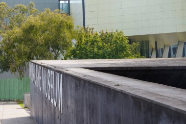 Tanımlanamayan insanlar Melbourne 'daki Centre Place' de yemek yemekten hoşlanırlar. Melbourne 'un şehir merkezinde farklı bir bakış açısıyla. Bir yaz gününde müze, sokak ve alışveriş. Avusturalya.