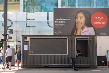 Tanımlanamayan insanlar Melbourne 'daki Centre Place' de yemek yemekten hoşlanırlar. Melbourne 'un şehir merkezinde farklı bir bakış açısıyla. Bir yaz gününde müze, sokak ve alışveriş. Avusturalya.