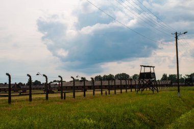 Auschwitz-Birkenau toplama kampı. Ölüm koğuşu. Yahudi imha kampı. Owicim 'deki Alman ölüm kampı. Polonya 'daki kamptan etrafı dikenli tellerle çevrili..