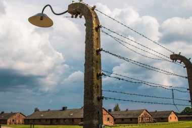 Auschwitz-Birkenau toplama kampı. Ölüm koğuşu. Yahudi imha kampı. Owicim 'deki Alman ölüm kampı. Polonya 'daki kamptan etrafı dikenli tellerle çevrili..