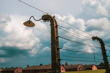 Auschwitz-Birkenau toplama kampı. Ölüm koğuşu. Yahudi imha kampı. Owicim 'deki Alman ölüm kampı. Polonya 'daki kamptan etrafı dikenli tellerle çevrili..