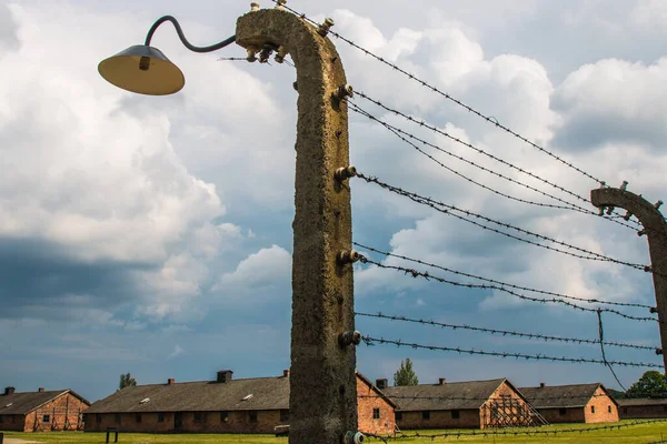 アウシュビッツ ビルケナウ強制収容所 死の兵舎だ ユダヤ人の強制収容所 オウィシムでドイツ軍の死の収容所 ポーランドの収容所からの鉄条網 — ストック写真