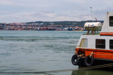 Lizbon 'un en popüler mahallelerinden biri olan Almada' da günlük yaşam. Nehrin üzerinde ve küçük bir köy gibi. Restoranlar, insanlar var ve Portekiz 'de hayat ve renklerle dolu.