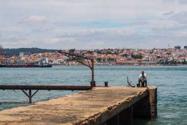 Lizbon 'un en popüler mahallelerinden biri olan Almada' da günlük yaşam. Nehrin üzerinde ve küçük bir köy gibi. Restoranlar, insanlar var ve Portekiz 'de hayat ve renklerle dolu.