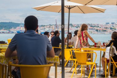 Lizbon 'un en popüler mahallelerinden biri olan Almada' da günlük yaşam. Nehrin üzerinde ve küçük bir köy gibi. Restoranlar, insanlar var ve Portekiz 'de hayat ve renklerle dolu.