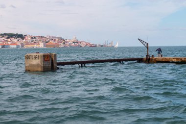 Lizbon 'un en popüler mahallelerinden biri olan Almada' da günlük yaşam. Nehrin üzerinde ve küçük bir köy gibi. Restoranlar, insanlar var ve Portekiz 'de hayat ve renklerle dolu.