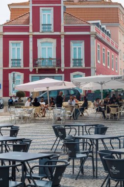 Lizbon 'un en popüler mahallelerinden biri olan Almada' da günlük yaşam. Nehrin üzerinde ve küçük bir köy gibi. Restoranlar, insanlar var ve Portekiz 'de hayat ve renklerle dolu.