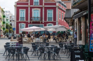 Lizbon 'un en popüler mahallelerinden biri olan Almada' da günlük yaşam. Nehrin üzerinde ve küçük bir köy gibi. Restoranlar, insanlar var ve Portekiz 'de hayat ve renklerle dolu.