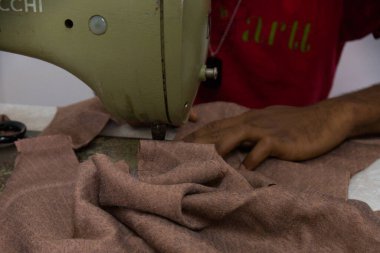 Siyasi mülteciler ve Afrikalı göçmenler İtalya 'nın güneyinde, Napoli' de kar amacı gütmeyen derneğin terziliği üzerinde çalışıyorlar.