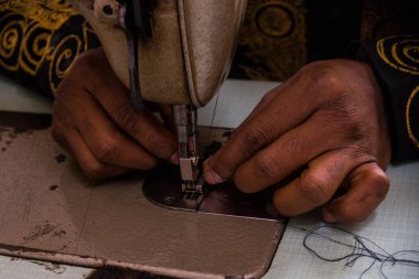 Siyasi mülteciler ve Afrikalı göçmenler İtalya 'nın güneyinde, Napoli' de kar amacı gütmeyen derneğin terziliği üzerinde çalışıyorlar.