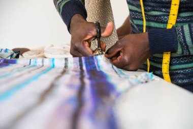 Siyasi mülteciler ve Afrikalı göçmenler İtalya 'nın güneyinde, Napoli' de kar amacı gütmeyen derneğin terziliği üzerinde çalışıyorlar.