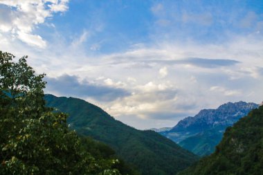 Kotor 'un etrafındaki tüm dağları ve doğayı görüntüle ve çerçevele. Kotor Körfezi, Karadağ 'ın güneybatısındaki Adriyatik Denizi' nin dolambaçlı körfezi. Kotor UNESCO 'nun bir parçası. 