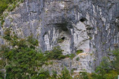 Kotor 'un etrafındaki tüm dağları ve doğayı görüntüle ve çerçevele. Kotor Körfezi, Karadağ 'ın güneybatısındaki Adriyatik Denizi' nin dolambaçlı körfezi. Kotor UNESCO 'nun bir parçası. 