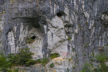 Kotor 'un etrafındaki tüm dağları ve doğayı görüntüle ve çerçevele. Kotor Körfezi, Karadağ 'ın güneybatısındaki Adriyatik Denizi' nin dolambaçlı körfezi. Kotor UNESCO 'nun bir parçası. 