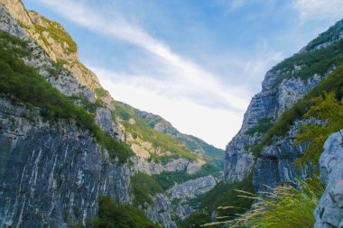 Kotor 'un etrafındaki tüm dağları ve doğayı görüntüle ve çerçevele. Kotor Körfezi, Karadağ 'ın güneybatısındaki Adriyatik Denizi' nin dolambaçlı körfezi. Kotor UNESCO 'nun bir parçası. 