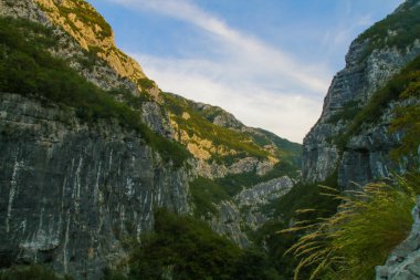 Kotor 'un etrafındaki tüm dağları ve doğayı görüntüle ve çerçevele. Kotor Körfezi, Karadağ 'ın güneybatısındaki Adriyatik Denizi' nin dolambaçlı körfezi. Kotor UNESCO 'nun bir parçası. 