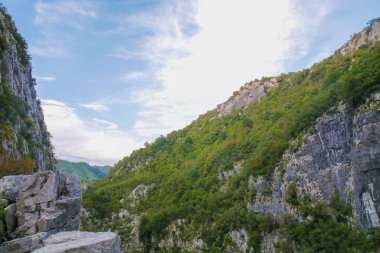 Kotor 'un etrafındaki tüm dağları ve doğayı görüntüle ve çerçevele. Kotor Körfezi, Karadağ 'ın güneybatısındaki Adriyatik Denizi' nin dolambaçlı körfezi. Kotor UNESCO 'nun bir parçası. 