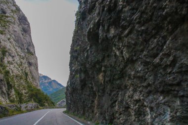 Kotor 'un etrafındaki tüm dağları ve doğayı görüntüle ve çerçevele. Kotor Körfezi, Karadağ 'ın güneybatısındaki Adriyatik Denizi' nin dolambaçlı körfezi. Kotor UNESCO 'nun bir parçası. 