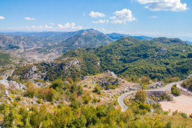 Kotor 'un etrafındaki tüm dağları ve doğayı görüntüle ve çerçevele. Kotor Körfezi, Karadağ 'ın güneybatısındaki Adriyatik Denizi' nin dolambaçlı körfezi. Kotor UNESCO 'nun bir parçası. 