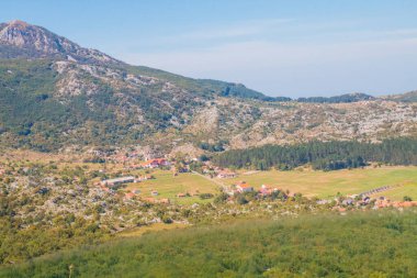 Kotor 'un etrafındaki tüm dağları ve doğayı görüntüle ve çerçevele. Kotor Körfezi, Karadağ 'ın güneybatısındaki Adriyatik Denizi' nin dolambaçlı körfezi. Kotor UNESCO 'nun bir parçası. 