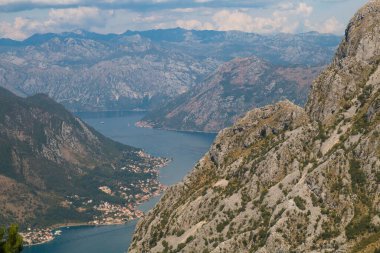 Kotor 'un etrafındaki tüm dağları ve doğayı görüntüle ve çerçevele. Kotor Körfezi, Karadağ 'ın güneybatısındaki Adriyatik Denizi' nin dolambaçlı körfezi. Kotor UNESCO 'nun bir parçası. 