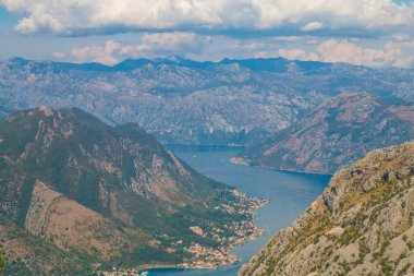 Kotor 'un etrafındaki tüm dağları ve doğayı görüntüle ve çerçevele. Kotor Körfezi, Karadağ 'ın güneybatısındaki Adriyatik Denizi' nin dolambaçlı körfezi. Kotor UNESCO 'nun bir parçası. 