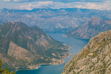 Kotor 'un etrafındaki tüm dağları ve doğayı görüntüle ve çerçevele. Kotor Körfezi, Karadağ 'ın güneybatısındaki Adriyatik Denizi' nin dolambaçlı körfezi. Kotor UNESCO 'nun bir parçası. 