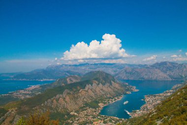 Kotor 'un etrafındaki tüm dağları ve doğayı görüntüle ve çerçevele. Kotor Körfezi, Karadağ 'ın güneybatısındaki Adriyatik Denizi' nin dolambaçlı körfezi. Kotor UNESCO 'nun bir parçası. 