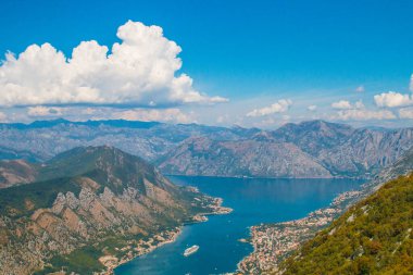 Kotor 'un etrafındaki tüm dağları ve doğayı görüntüle ve çerçevele. Kotor Körfezi, Karadağ 'ın güneybatısındaki Adriyatik Denizi' nin dolambaçlı körfezi. Kotor UNESCO 'nun bir parçası. 