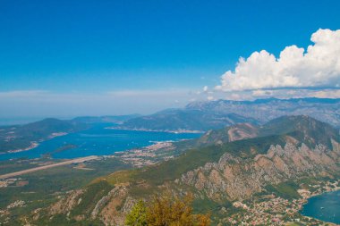 Kotor 'un etrafındaki tüm dağları ve doğayı görüntüle ve çerçevele. Kotor Körfezi, Karadağ 'ın güneybatısındaki Adriyatik Denizi' nin dolambaçlı körfezi. Kotor UNESCO 'nun bir parçası. 