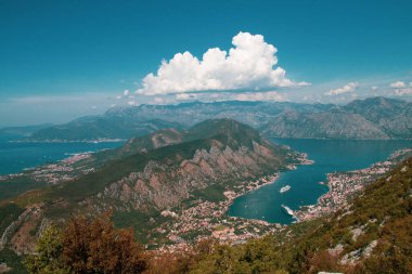 Kotor 'un etrafındaki tüm dağları ve doğayı görüntüle ve çerçevele. Kotor Körfezi, Karadağ 'ın güneybatısındaki Adriyatik Denizi' nin dolambaçlı körfezi. Kotor UNESCO 'nun bir parçası. 
