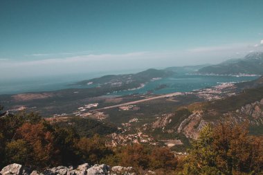 Kotor 'un etrafındaki tüm dağları ve doğayı görüntüle ve çerçevele. Kotor Körfezi, Karadağ 'ın güneybatısındaki Adriyatik Denizi' nin dolambaçlı körfezi. Kotor UNESCO 'nun bir parçası. 