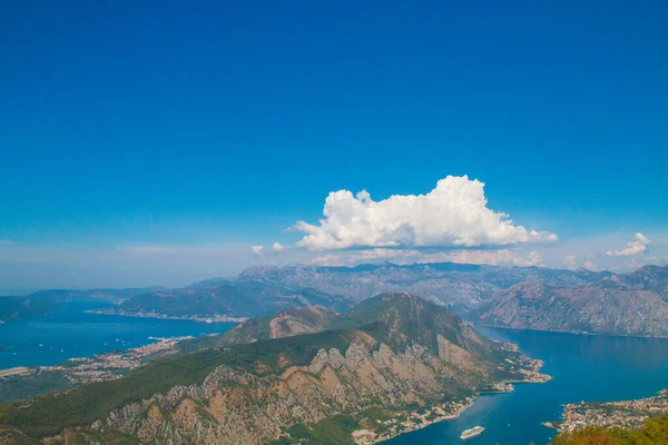 连环画和框架画在科托周围的所有高山和大自然 科托尔湾 Bay Kotor 是黑山西南部亚得里亚海的蜿蜒湾 科托尔是联合国教科文组织的一部分 — 图库照片