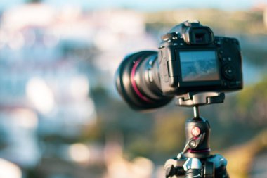 Azenhas, Maris 'i Lizbon' a yakın bir sahil kasabası Canon Camera 'dan Portekiz manzaralı bir yer haline getiriyor. Azenhas do Maris, Portekiz 'in Sintra belediyesine bağlı bir sahil kasabasıdır.. 