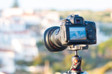Azenhas, Maris 'i Lizbon' a yakın bir sahil kasabası Canon Camera 'dan Portekiz manzaralı bir yer haline getiriyor. Azenhas do Maris, Portekiz 'in Sintra belediyesine bağlı bir sahil kasabasıdır.. 