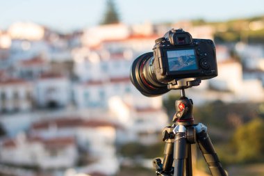 Azenhas, Maris 'i Lizbon' a yakın bir sahil kasabası Canon Camera 'dan Portekiz manzaralı bir yer haline getiriyor. Azenhas do Maris, Portekiz 'in Sintra belediyesine bağlı bir sahil kasabasıdır.. 