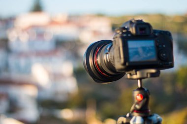 Azenhas, Maris 'i Lizbon' a yakın bir sahil kasabası Canon Camera 'dan Portekiz manzaralı bir yer haline getiriyor. Azenhas do Maris, Portekiz 'in Sintra belediyesine bağlı bir sahil kasabasıdır.. 