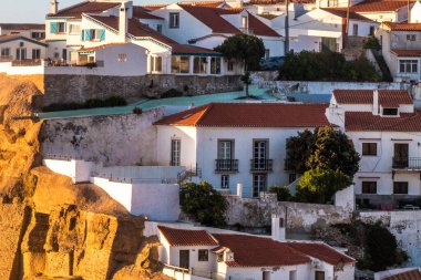 Azenhas, Maris 'i Lizbon' a yakın bir sahil kasabası Canon Camera 'dan Portekiz manzaralı bir yer haline getiriyor. Azenhas do Maris, Portekiz 'in Sintra belediyesine bağlı bir sahil kasabasıdır.. 
